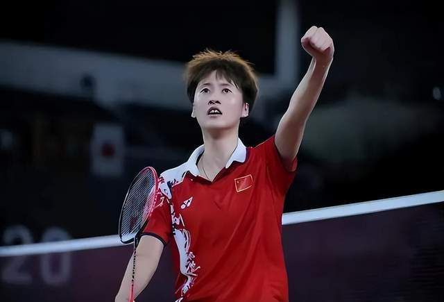 黑丝美女被爆艹